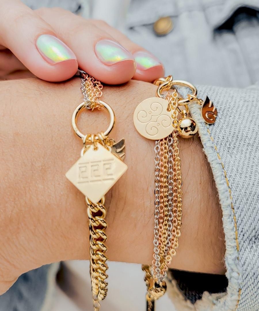 Dos diseños de pulsera con colgantes de esmalte aprueba de agua y baño de oro 18k